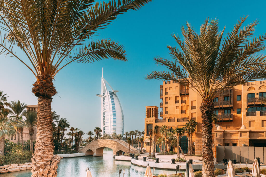 Das aktuelle Bild hat keinen Alternativtext. Der Dateiname ist: A_Resort_In_Dubai_Madinat_Jumeirah_original_1638235-scaled.jpg