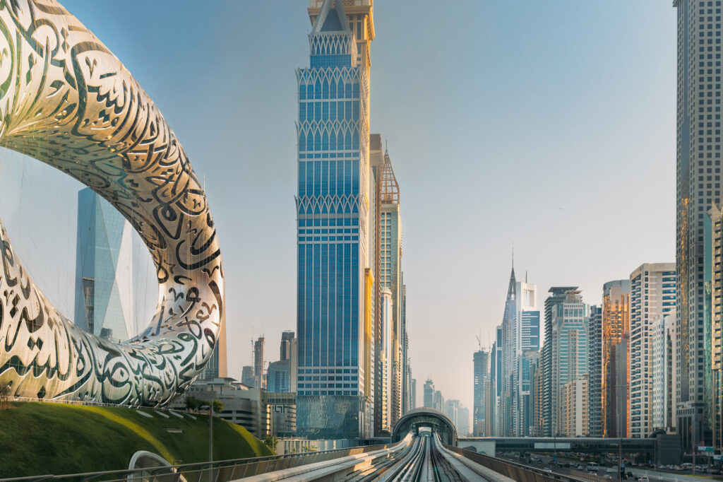 Das aktuelle Bild hat keinen Alternativtext. Der Dateiname ist: Monorail_Subway_Train_In_Dubai_Cityscape_original_1638141-scaled.jpg